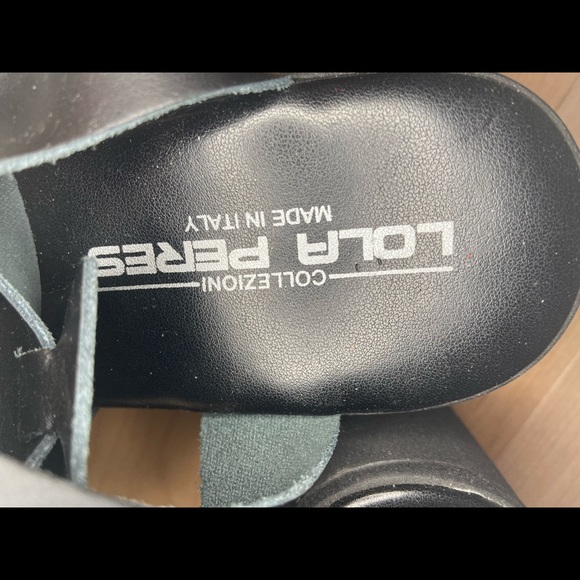 Black strappi sandals from Italy w/thick sole. - Picture 6 of 10